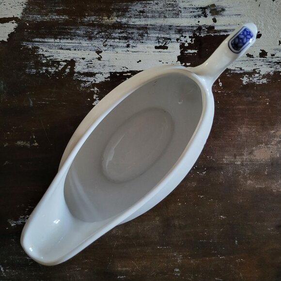 Churchill Blue Willow Pattern Gravy Boat, Blue and White Chinoiserie Sauce Boat - Picture 5 of 10